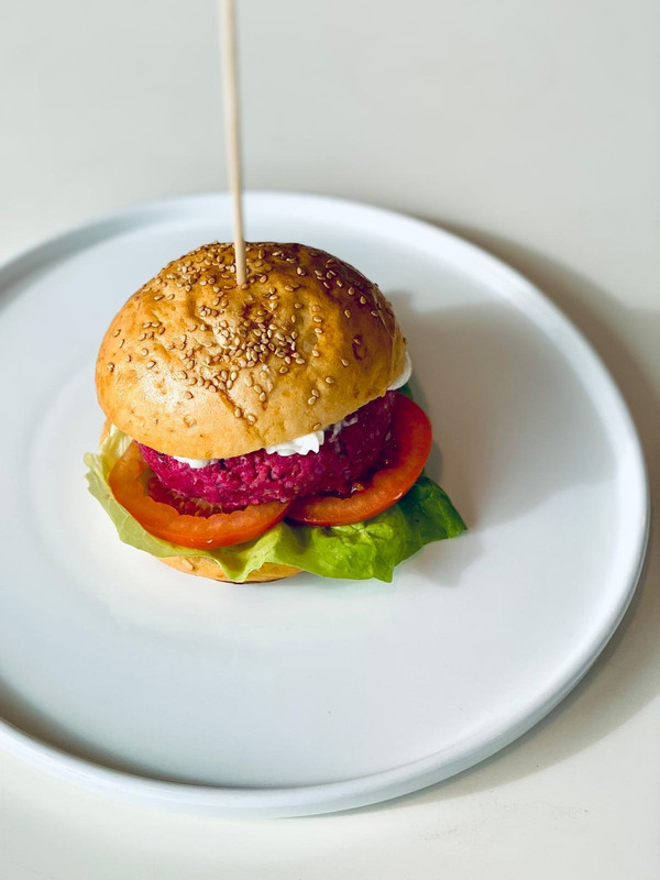 Bun di pan brioches con burger vegetale