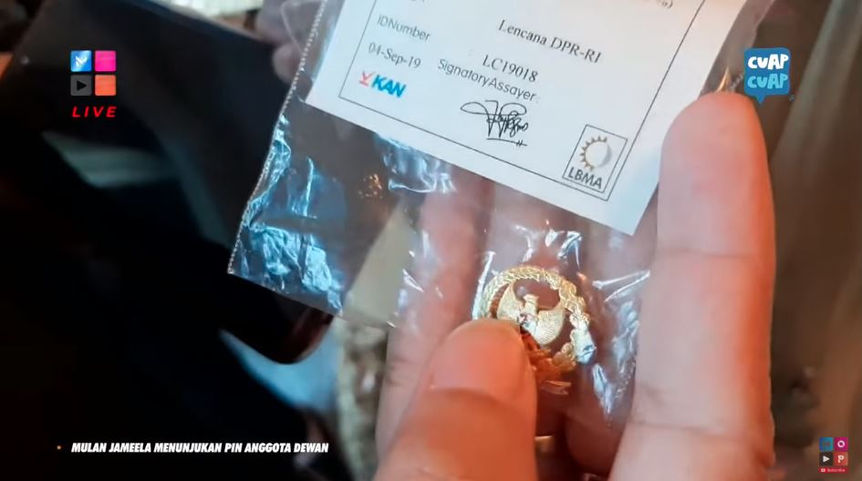 Lencana emas yang didapatkan Mulan Jameela sebagai anggota DPR
