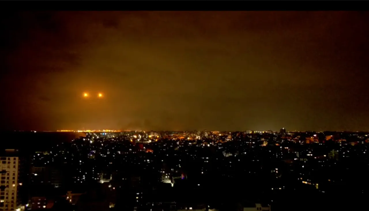 ¿Ovnis en Gaza? captan extraños objetos en el cielo tras ataque a Israel