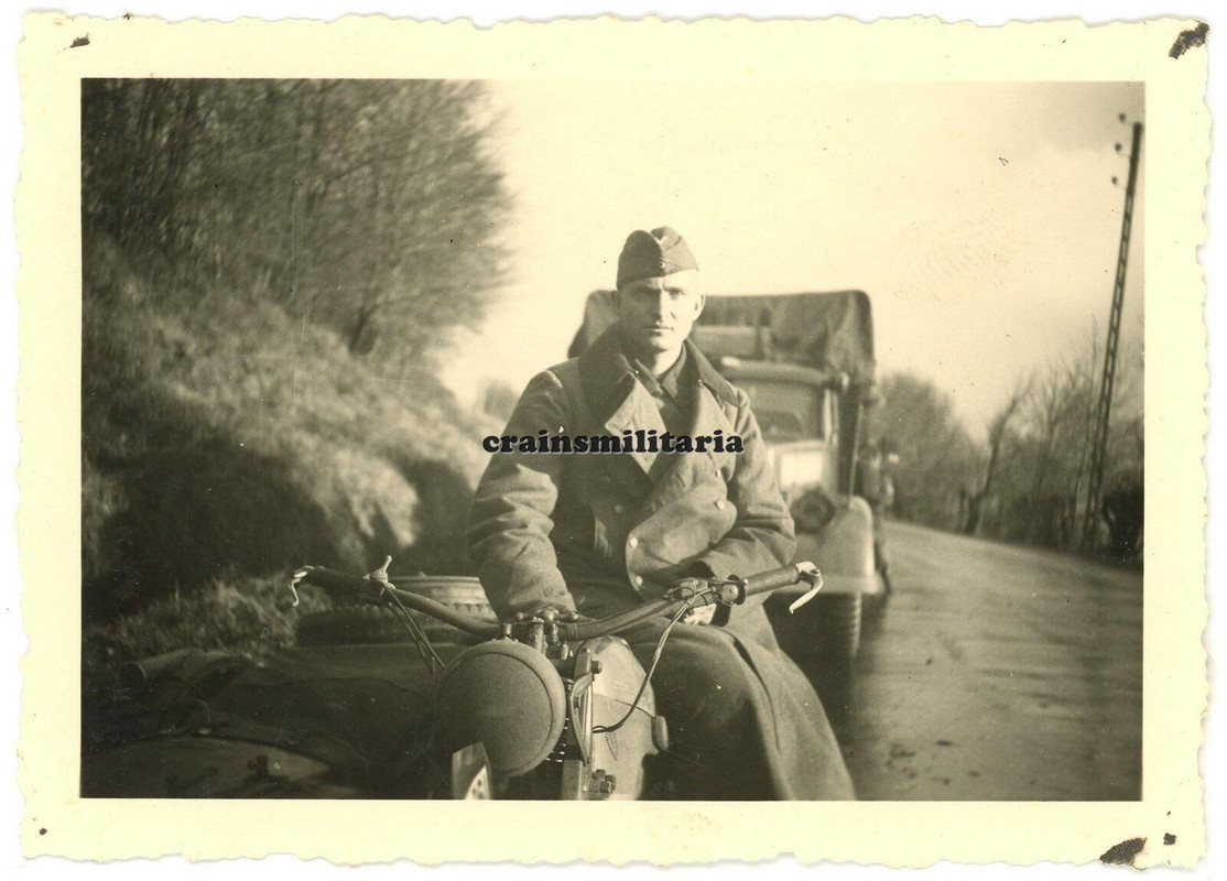 Orig. Foto 7.PD Kradmelder mit Zündapp Motorrad Mantel in Frankreich 1940