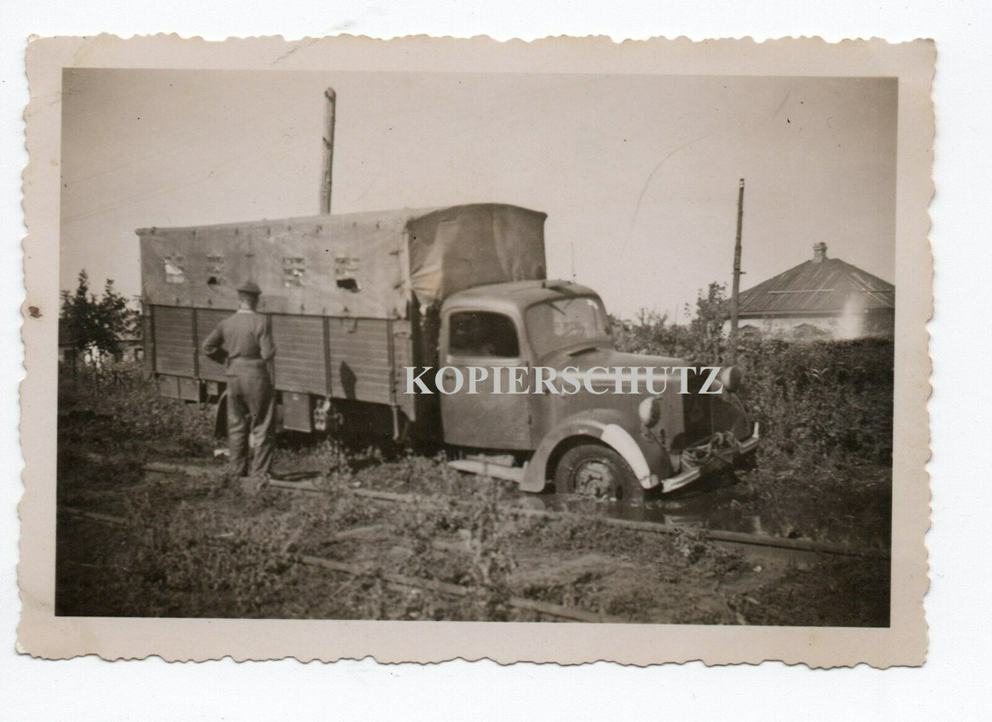 Russland Hütten Gehöft SDkfz LKW Schlamm Soldat