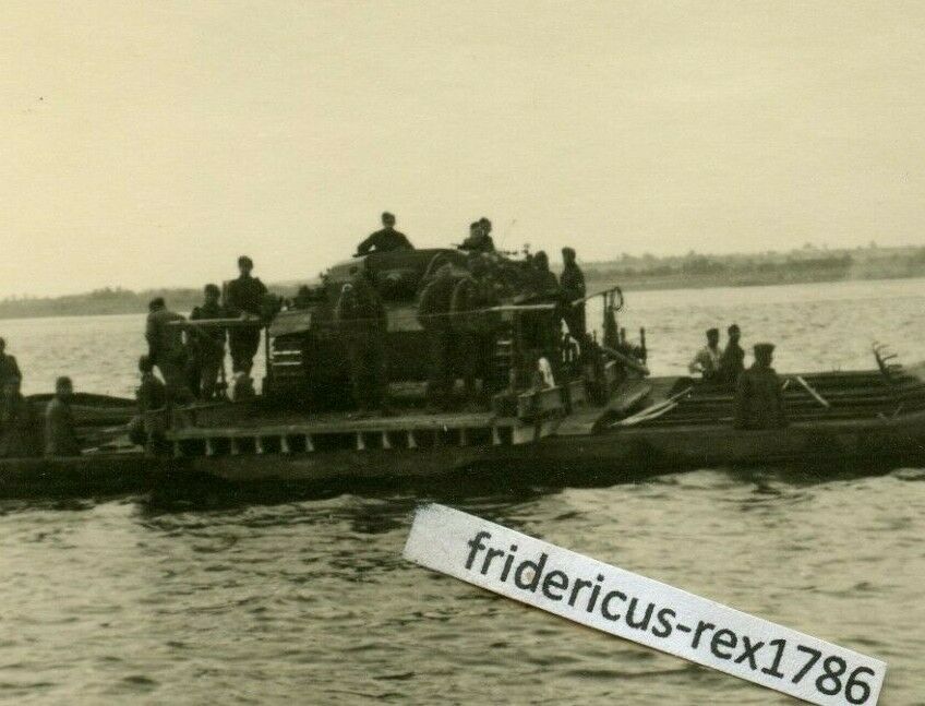 Foto Panzer Tank StuG Sturmgeschütz überfahrt auf Pionierfähre im Osten