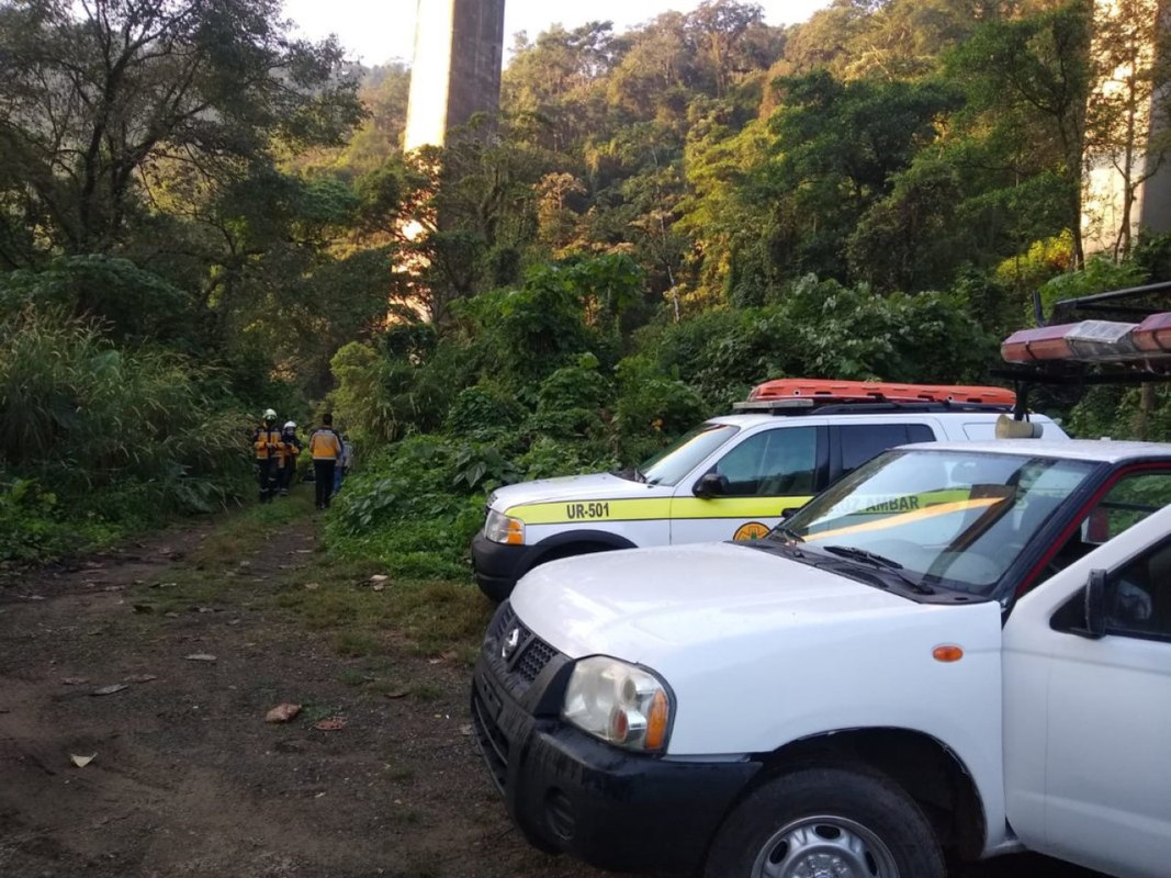 Hallan el cuerpo de doctora entre la maleza, se suicidó lanzándose de puente