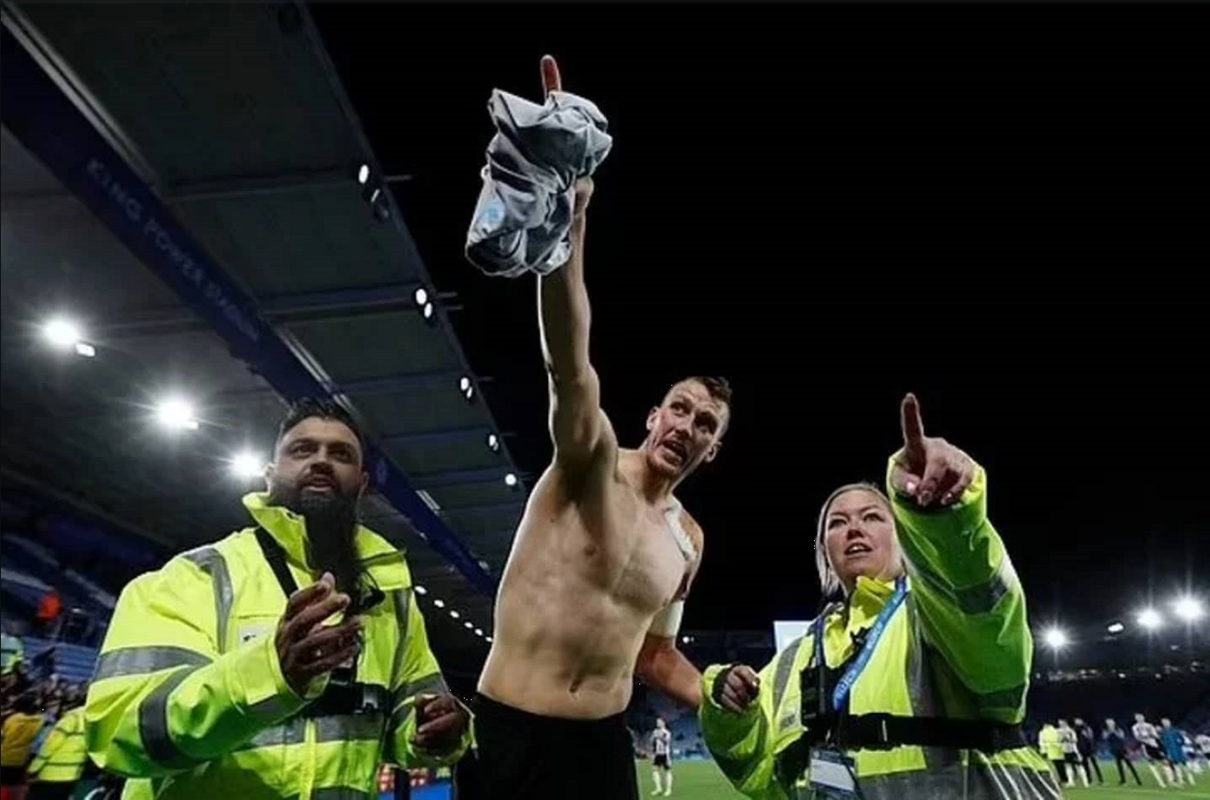 Niño y anciana luchan cuerpo a cuerpo por playera del Newcastle: video viral