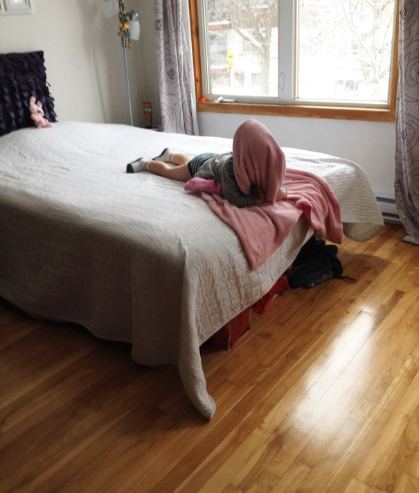 funny-kids-playing-hide-and-seek-391-605