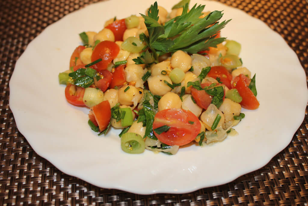 Kichererbsensalat mit Tomaten und Kräutern Kichererbsensalat mit Tomaten und Kräutern