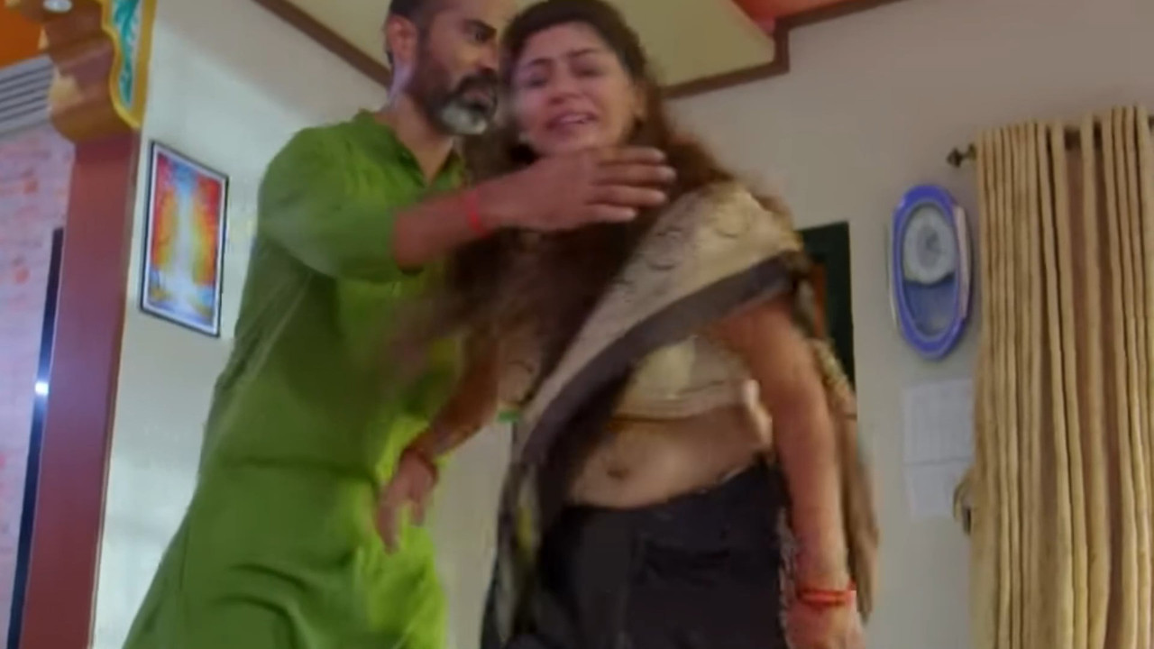 chubby serial actress sexy navel slips in saree.mkv_snapshot_00.20.380