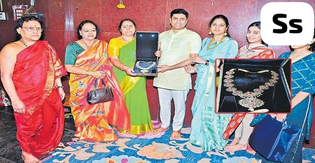 దుర్గమ్మకు రూ. 20 లక్షల విలువైన వజ్రాల హారం దుర్గమ్మకు రూ. 20 లక్షల విలువైన వజ్రాల హారం