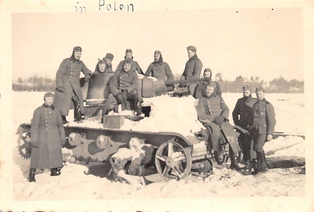 Deutsche Soldaten mit Panzer 7TP bei Kutno an de
