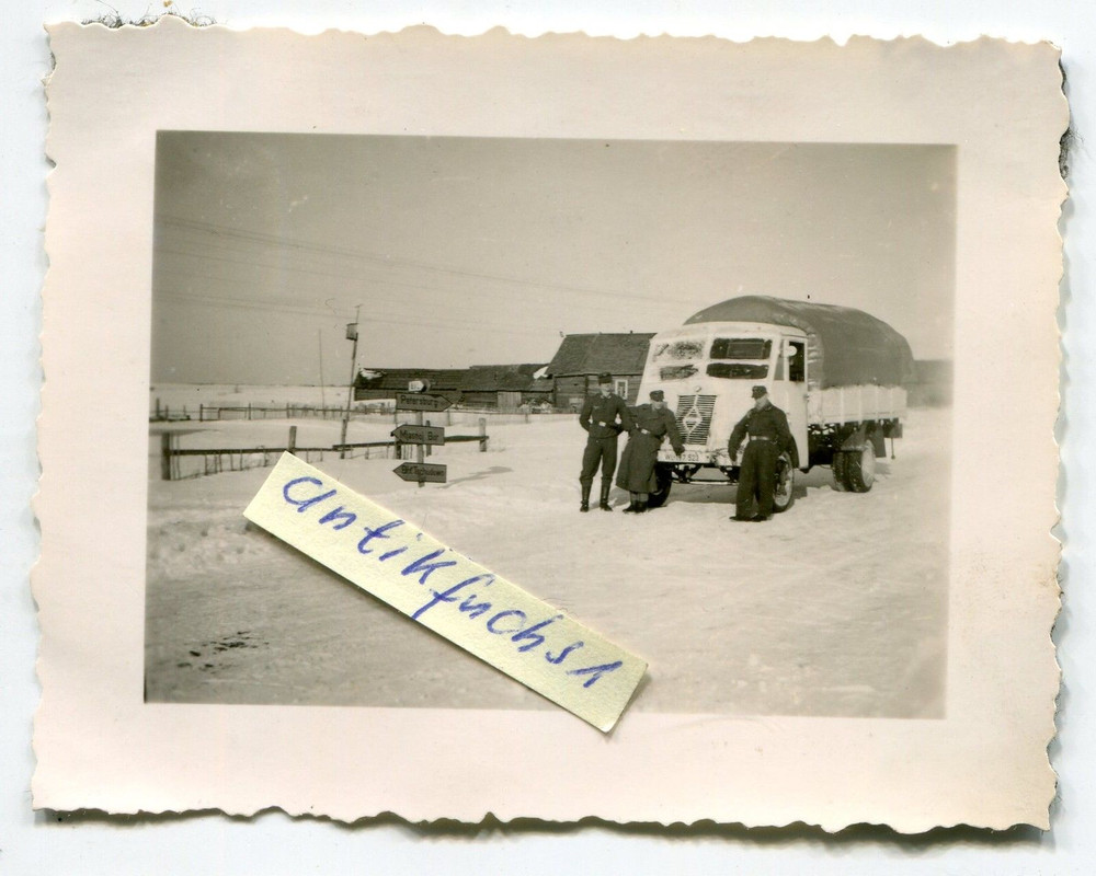 WH-Beute-LKW Typ Renault mit weißem Tarnanstrich