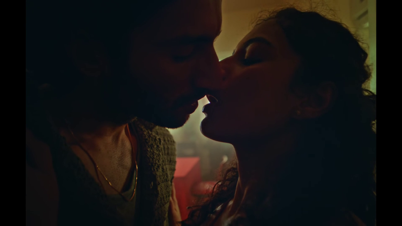 [Image: vlcsnap-2025-12-21-22h12m06s972.png]