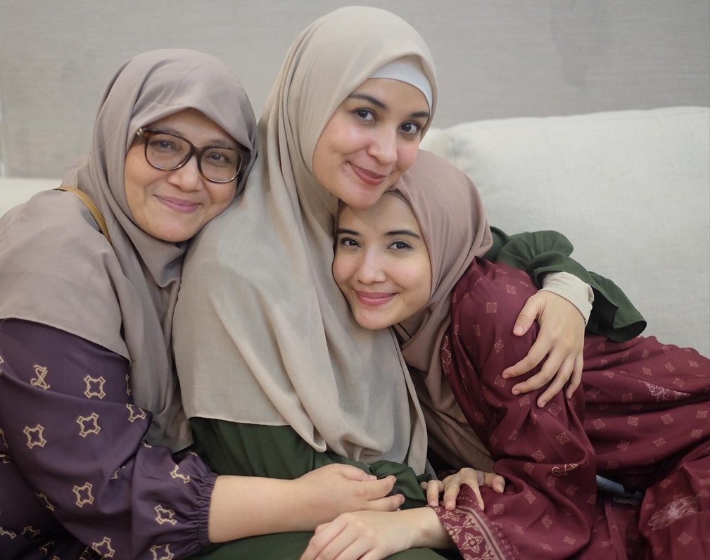 7 Potret seleb rayakan Lebaran bareng keluarga, sibling goals banget