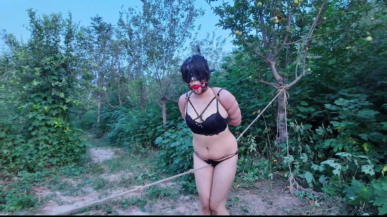 一绳所爱 姜晓岚野外紧缚走绳刑.mp4_20250726_185213.881