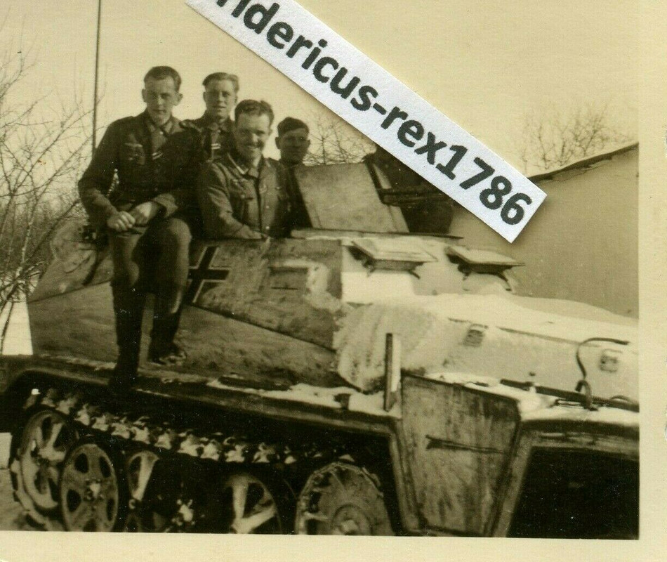 Foto 3 Panzer Abt. Rgt Schützenpanzerwagen Sd.Kfz. 250 Ostfront Winter 1945