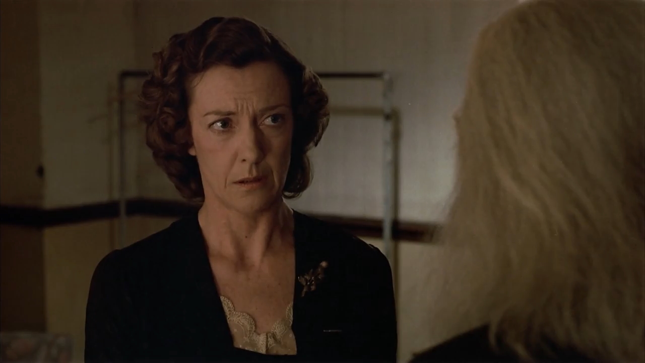The Dresser 1983 BluRay [Hindi + Tamil + English] 480p 720p ESub Screenshot
