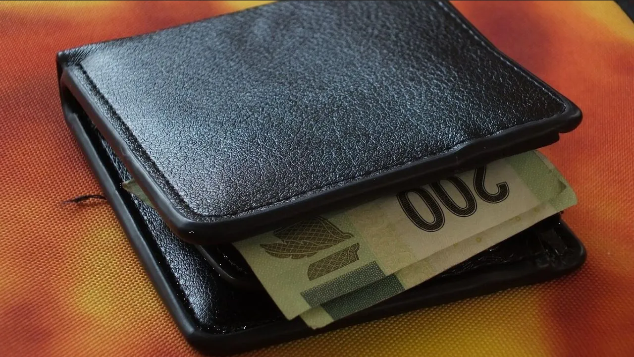 ¿Dejas tu cartera sobre la mesa? Evítalo por esta razón