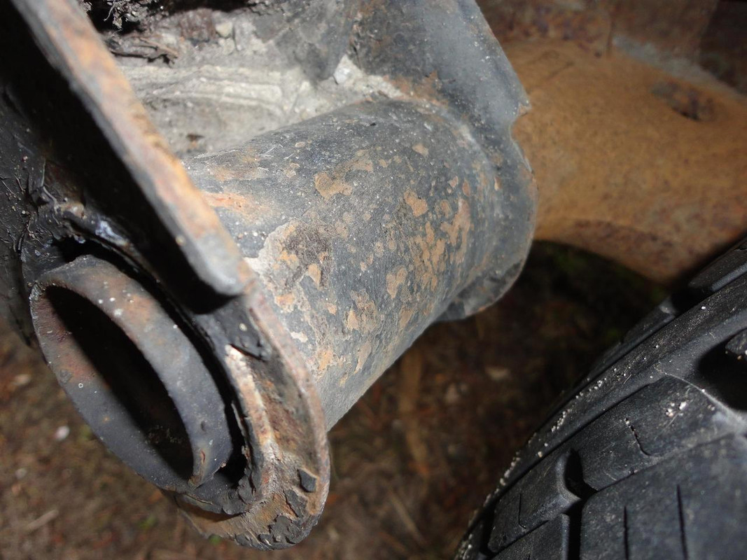 4 L attache gauche DSC04652