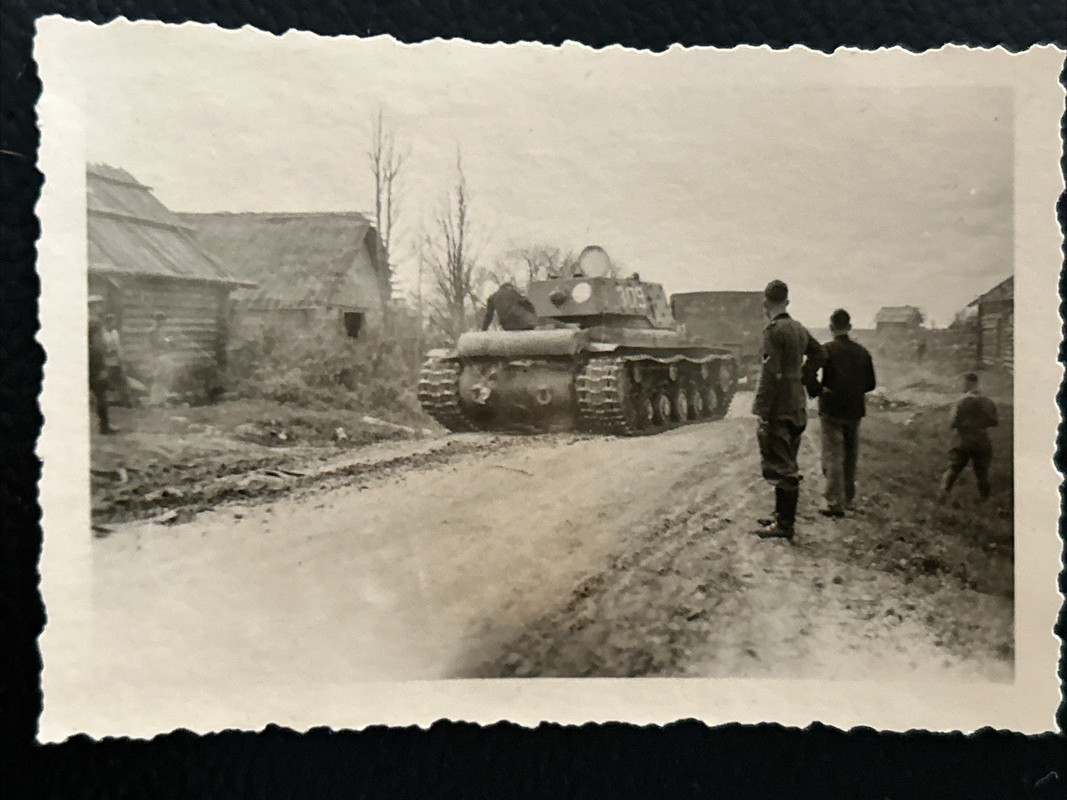 Foto Wk2 Wehrmacht Front Kampf Russischer KW 1 Panzer Turmnummer 309 (3)