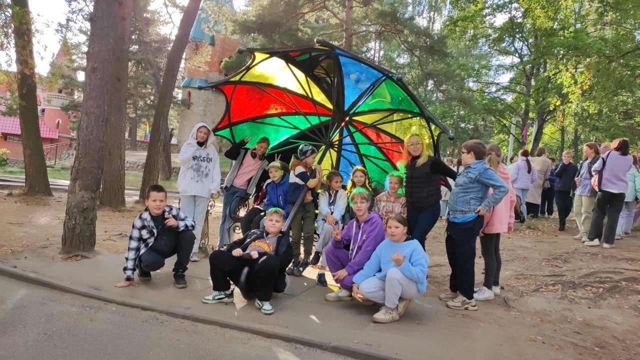 Класс фотографируется на экскурсии