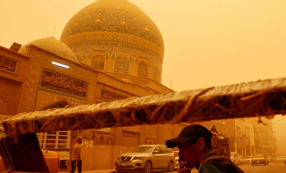 Tormenta de arena en Irak envía a casi 10,000 personas al hospital