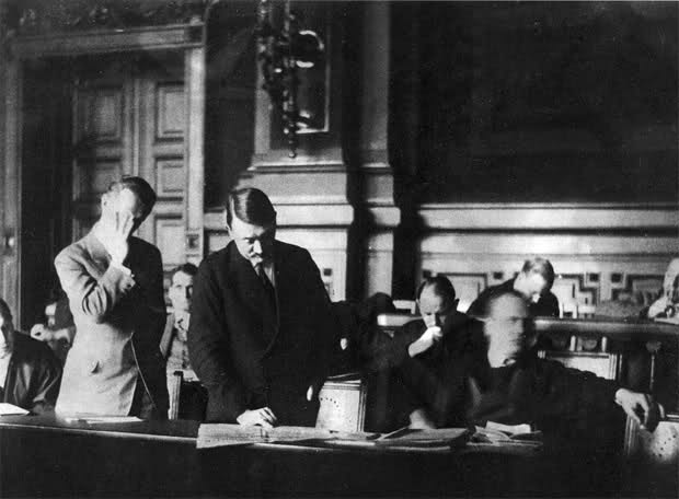 Hitler en un juzgado por el proceso contra Walter Stennes en 1932. Foto The Granger Collection