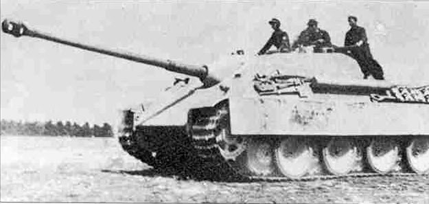 El elegante Jagdpanther, limpio y con la estiva de manual, en el curso de unas maniobras de preparación en Alemania. Se ve claramente el tanque cilíndrico de combustible auxiliar sobre el lado de la superestructura. El jefe de este vehículo lleva un escudo metálico en el brazo, conmemorativo de su servicio en el Kubán o en Crimea El elegante Jagdpanther, limpio y con la estiva de manual, en el curso de unas maniobras de preparación en Alemania. Se ve claramente el tanque cilíndrico de combustible auxiliar sobre el lado de la superestructura. El jefe de este vehículo lleva un escudo metálico en el brazo, conmemorativo de su servicio en el Kubán o en Crimea