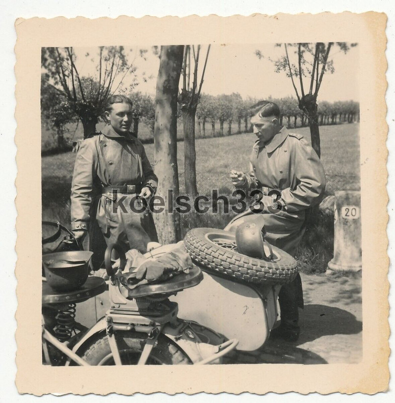 Foto Kradschützen am Motorrad mit Beiwagen bei einer Rast im Westen 1940