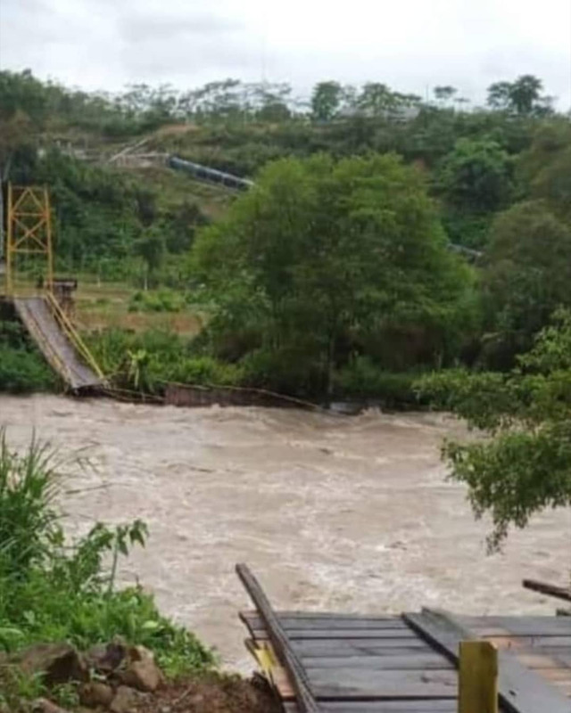 Sebuah jembatan gantung di Desa Manau Sembilan II, Kecamatan Padang Guci Hulu, Kabupaten Kaur, Bengkulu putus pada Minggu, (19/1/2020) pukul 15.00 WIB.