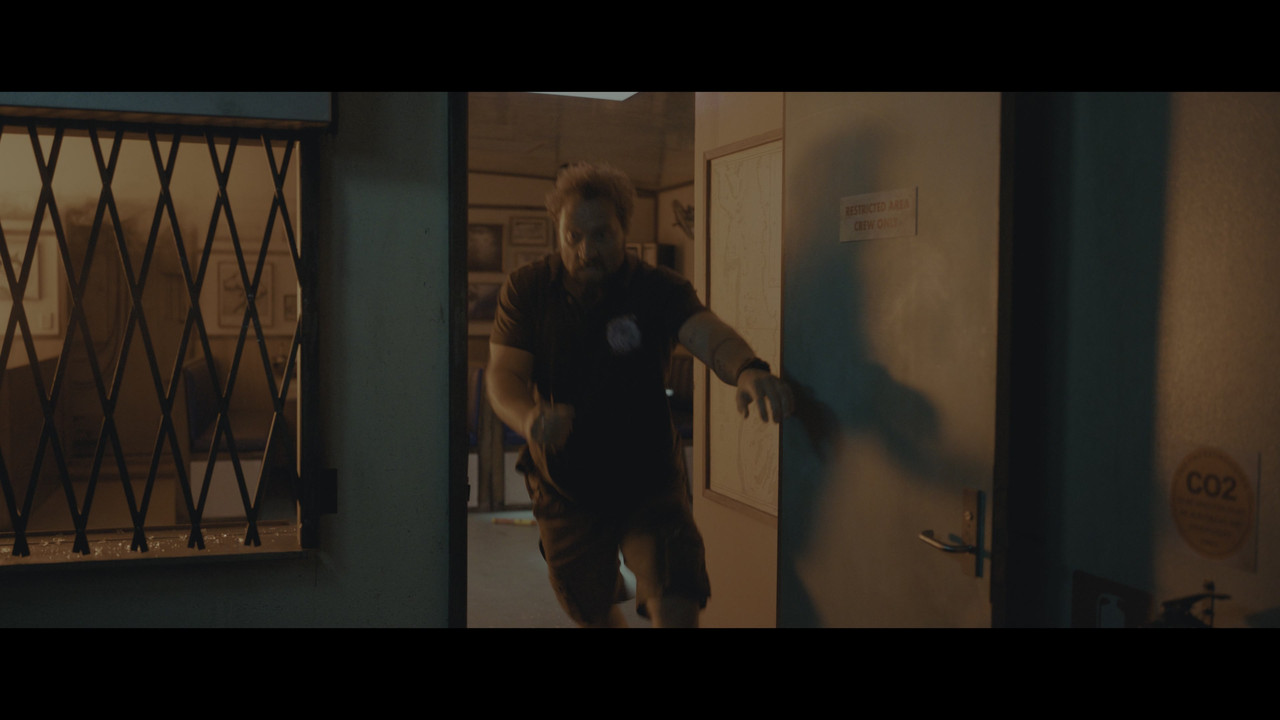 Dangerous.Animals.2025.BluRay.2160p.BluRay.REMUX.HDR.DTS-HD.MA.5.1.HEVC-AsToNMarTiN_000010