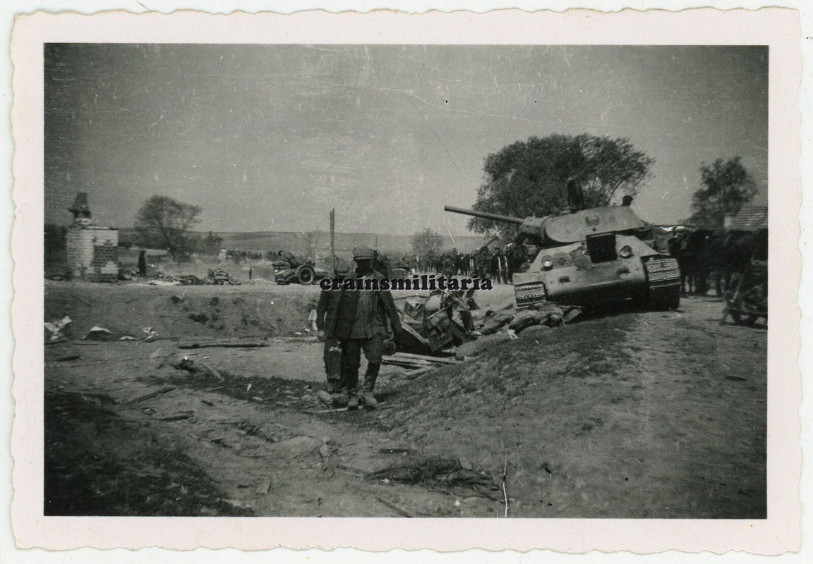 Orig. Foto russ. Beute Panzer T-34 Tank zerstört in Weissrussland 1941