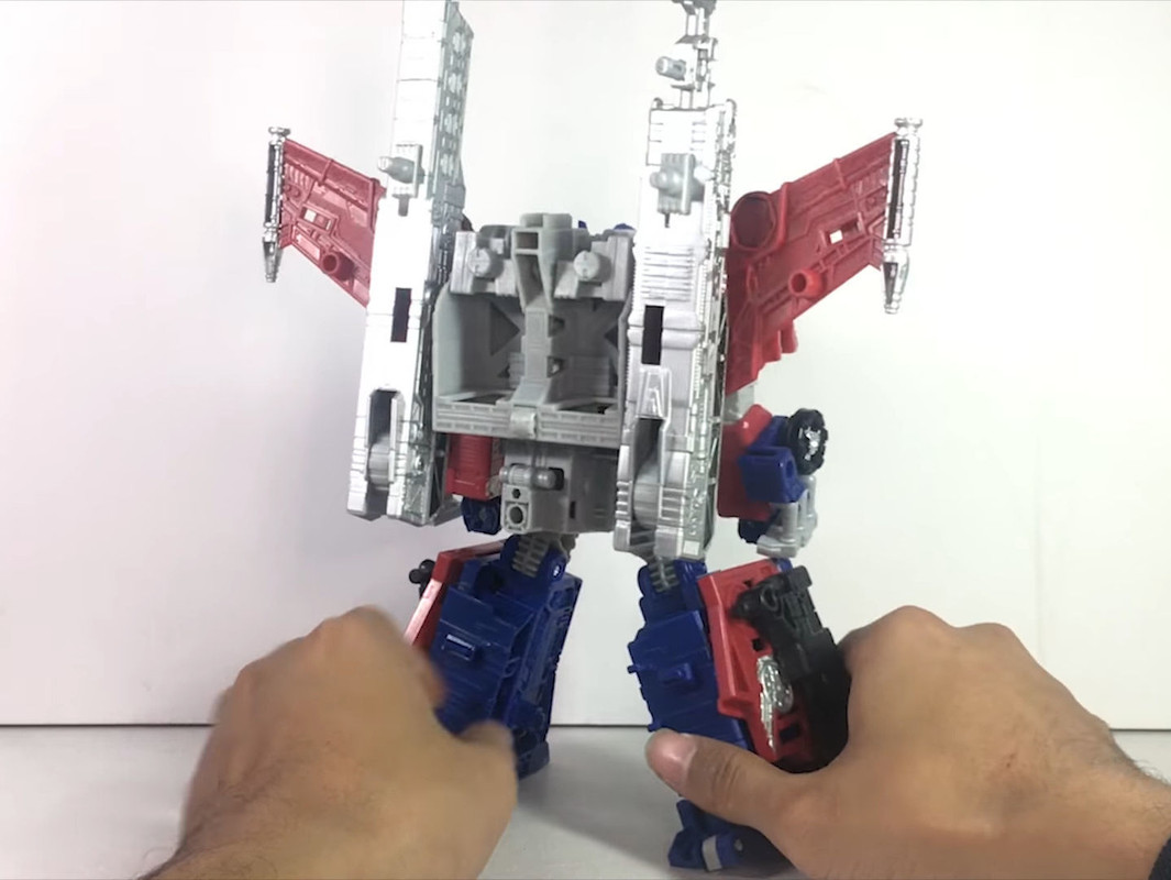 Siege-Leader-Optimus-Prime-09