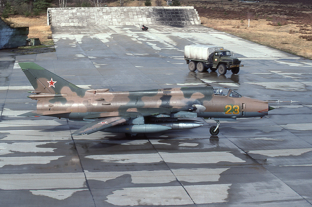 20 GvAPIB Su-17M4 23 yellow_16513 (2)b [Gross-Dölln 4.94]