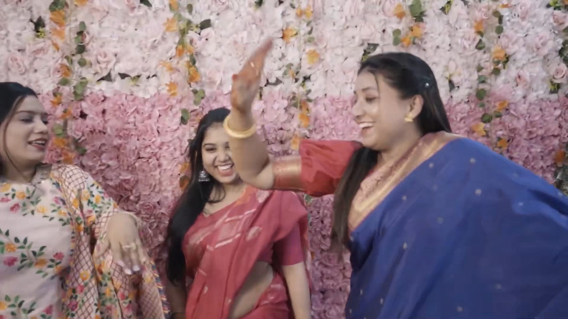 Bengali Lady and other girl hot sexy anvel boobs in violet and pink saree  during wedding ceremony mk — Postimages