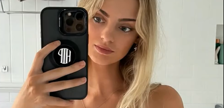 Bella  Hot Girl in Bra Mirror & Shows Boobs