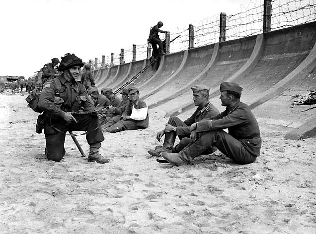 Prisioneros alemanes capturados por tropas canadienses en Juno. Berniers Sur Mer. 6 de junio de 1944