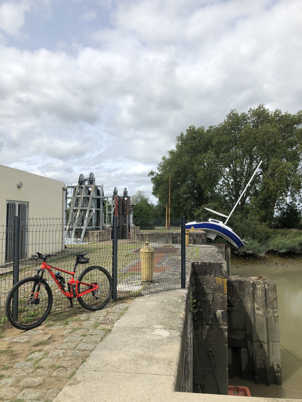 006395FF-D390-4CB3-8C13-5D0B99A4552A