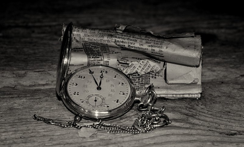 blacknwhite-pocket-watch-665881-1280.jpg