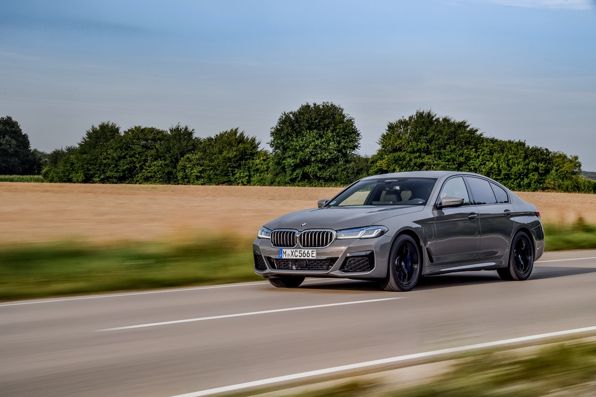 P90395459_highRes_the-new-bmw-545e-xdr