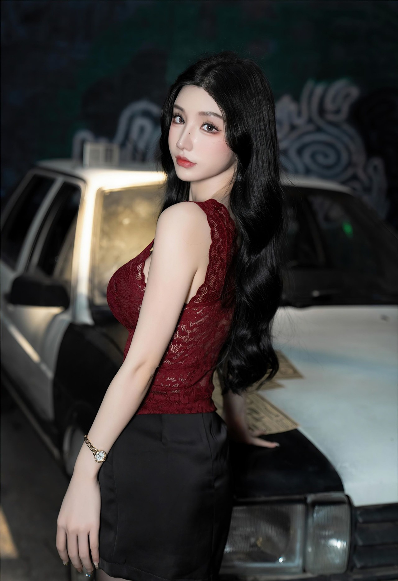 周于希《极品车模》写真，红黑拼接蕾丝上衣与黑色短裙，优雅与性感插图7