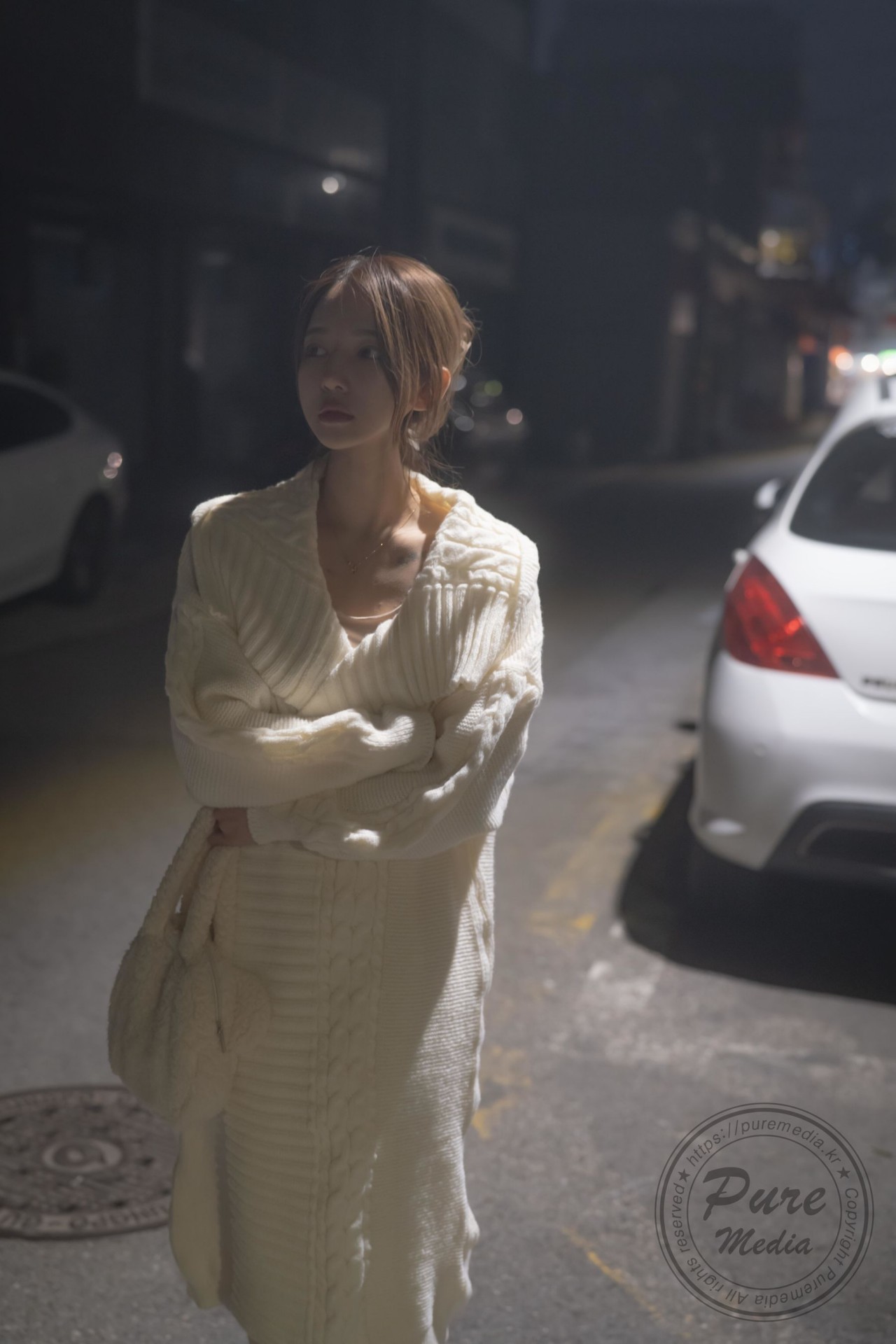 Yeha（예하）《浅色系针织长裙》写真，夜晚街道，温柔与氛围感美女欣赏插图5