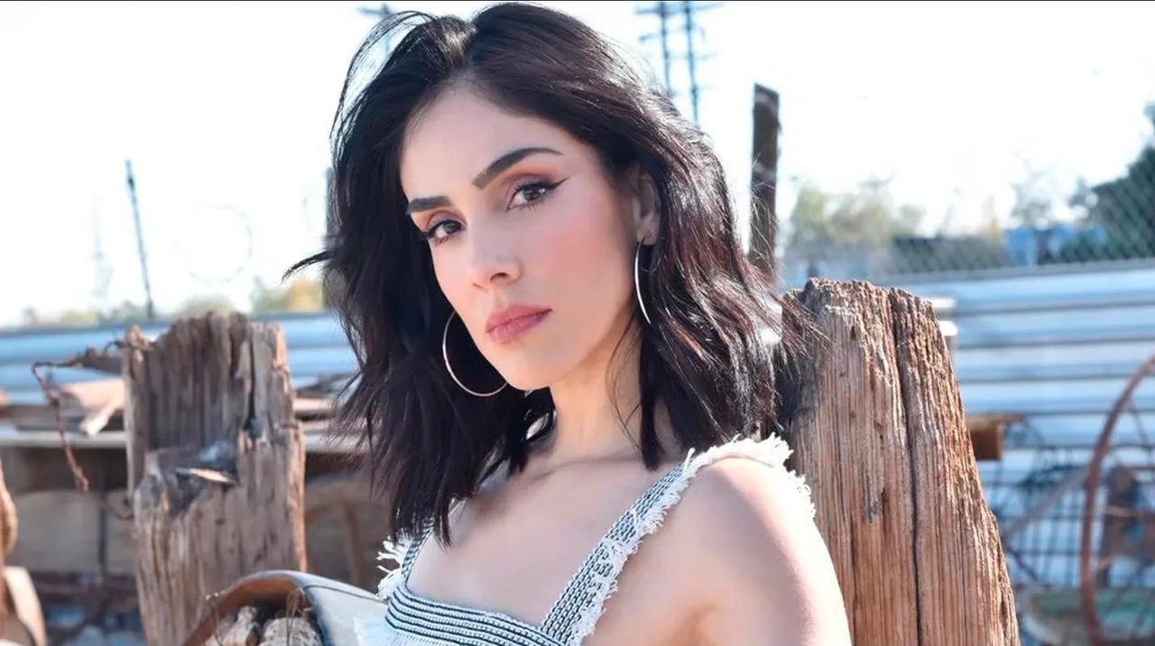 Desde la playa, Sandra Echeverría acaparó miradas al presumir su cuerpazo en bikini