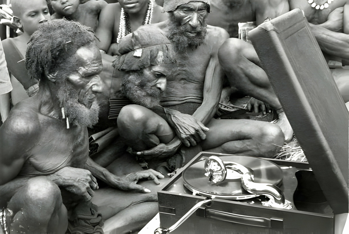 Жители Mount Hagan слушают граммофон, Папуа-Новая Гвинея, 1930