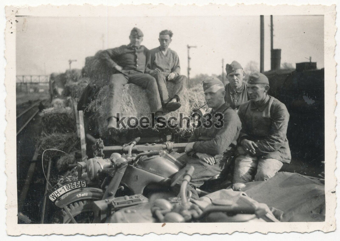 Foto Soldaten der Wehrmacht mit Zündapp Motorrad auf Eisenbahn verladen .