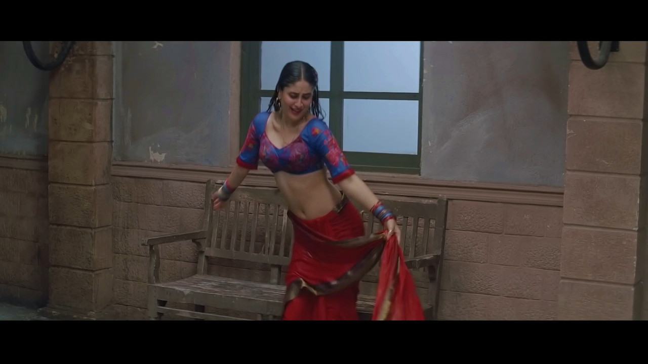 [Image: Kareena-Kapoor-Khan-Hot-Song-From-Chamel...-14-40.jpg]