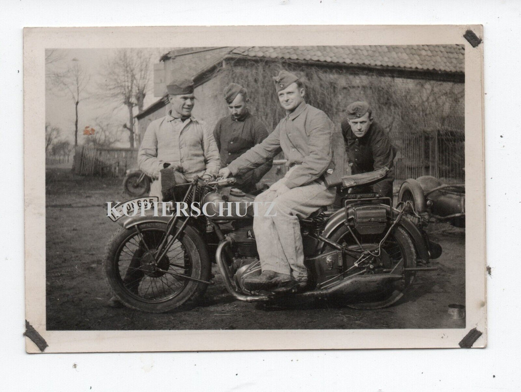 m28 - SDKfz Krad Gespann Motorrad Kradmelder Gehöft Quartier