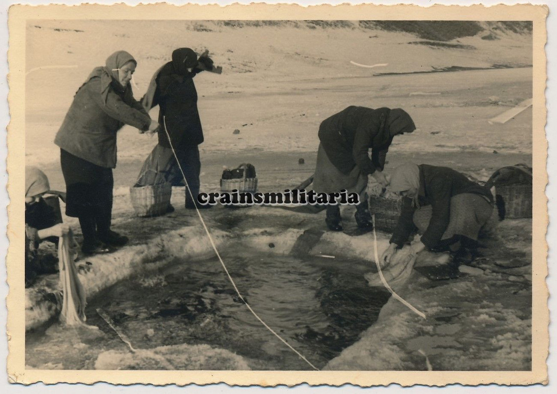Orig. Foto Bevölkerung Frauen b. Wäsche auf vereiste Wolga RSCHE
