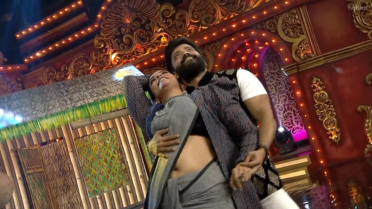Shweta Menon Sizzling Navel show in Saree-Comedy Stars.mkv_snapshot_02.22.978