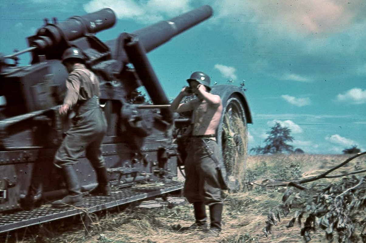 Момент выстрела из 210-мм немецкой тяжёлой полевой гаубицы. Украина, лето 1941 года.