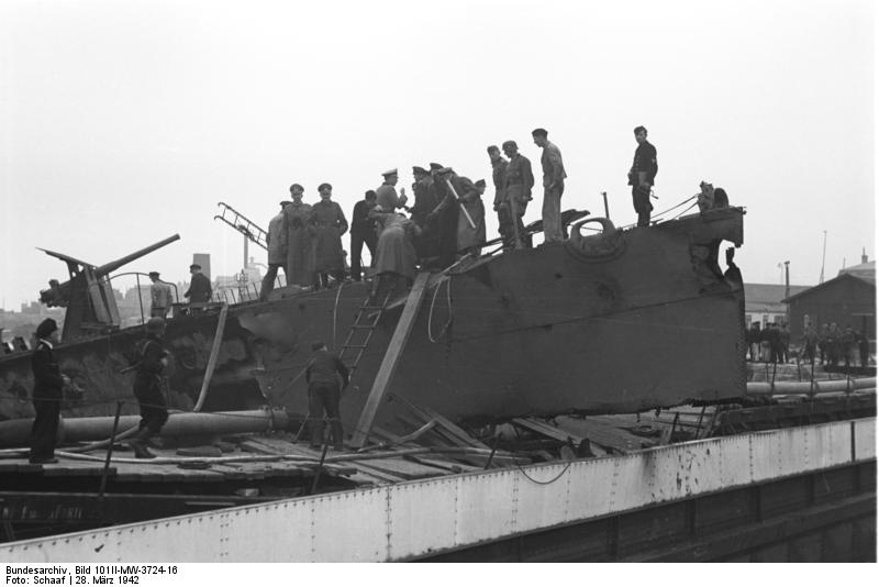 HMS-Campbeltown-examined-by-Germans.jpg