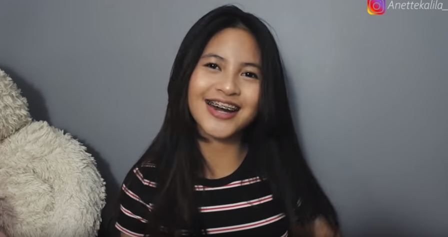 Anette saat membuat tutorial make up